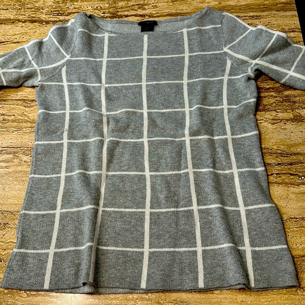 Ann Taylor Loft Heather Gray Off White Light Knit Plaid short sleeve shirt